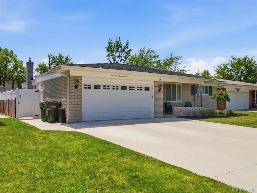 33367 Elgin Court, Sterling Heights, MI 48310 - #2