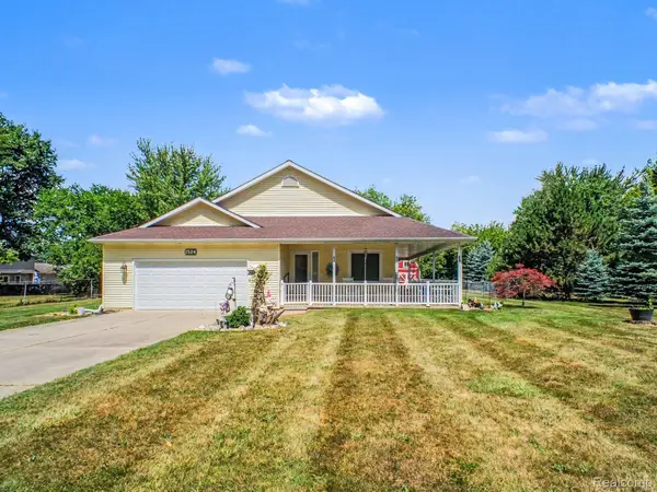 1524 Cussewago Drive, Fenton, MI 48430