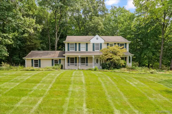 9019 Silver Pine Drive, SouthLyon, MI 48178