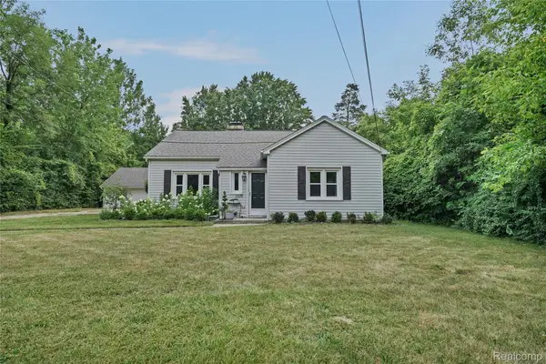20215 W Eastwood Drive W, HarperWoods, MI 48225