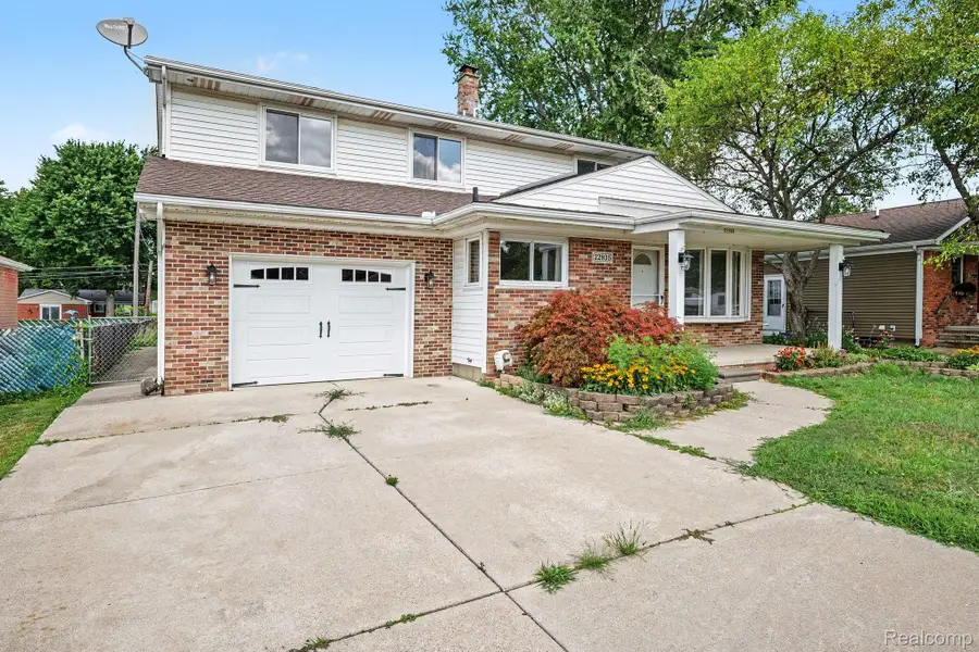 22935 Allor Street, Saint Clair Shores, MI 48082 - #2