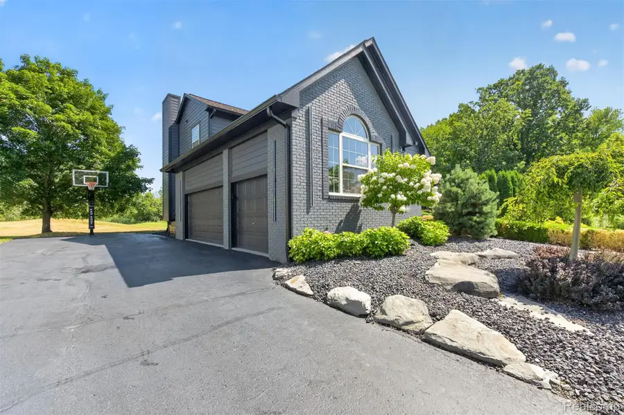 5729 Woodfield Parkway, Grand Blanc, MI 48439 - #3