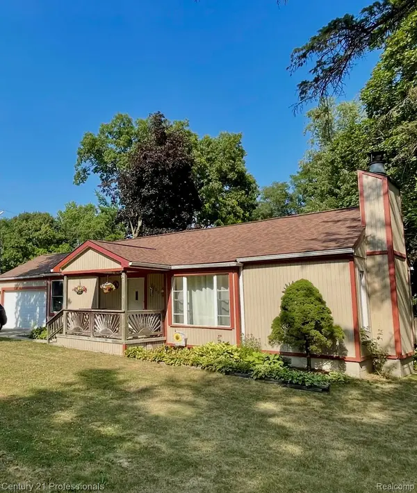 2903 N Lake Angelus Road W, Waterford, MI 48329