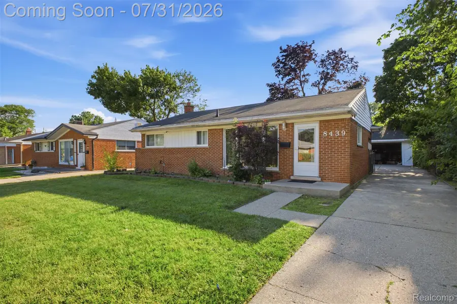 8439 Centralia Street, Dearborn Heights, MI 48127 - #2