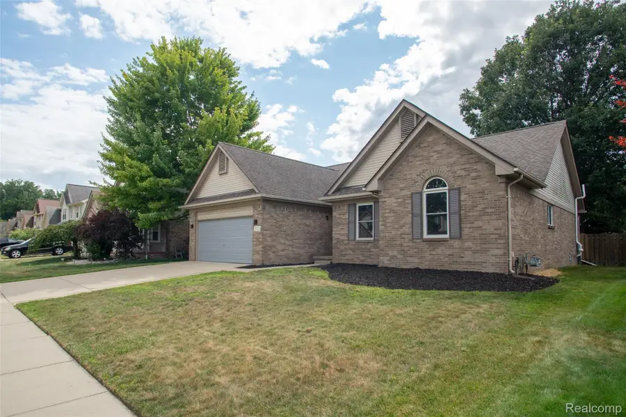 19108 Red Oak Lane, Brownstown, MI 48193 - #2