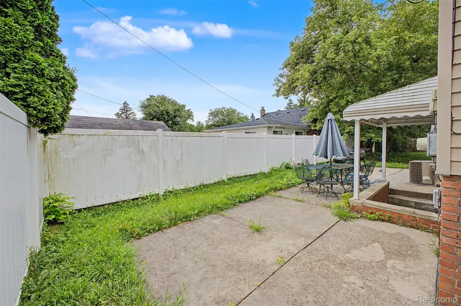 27355 Clairview Drive, Dearborn Heights, MI 48127 - #3