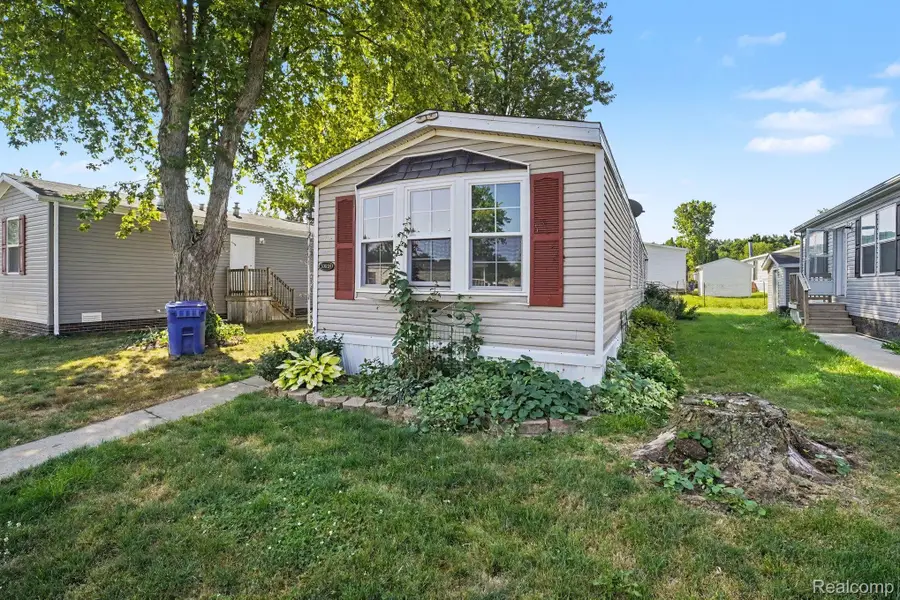 10018 Hutchinson Dr, Davisburg, MI 48350 - #2