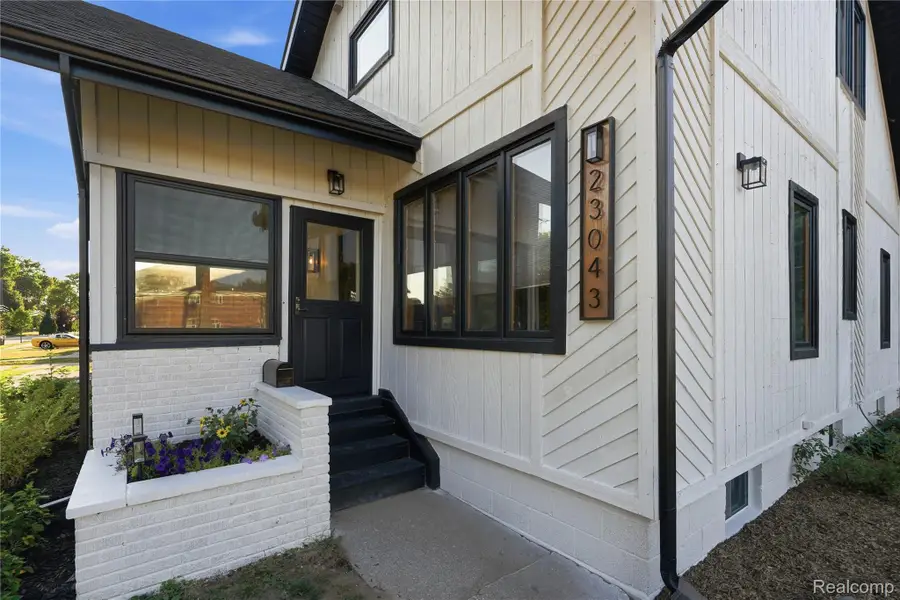 23043 Francis Street, Saint Clair Shores, MI 48082 - #2