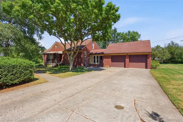15801 E 11 Mile Road, Roseville, MI 48066