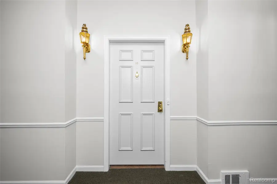 17111 E Jefferson Avenue #10, Grosse Pointe, MI 48230 - #2