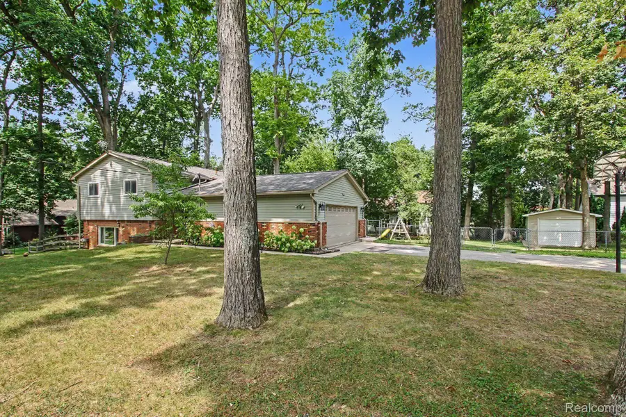 835 Oakgrove, Highland, MI 48356 - #2
