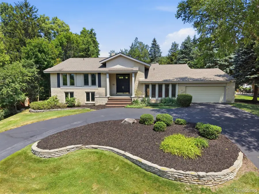 3300 Woodview Lake Road, West Bloomfield, MI 48323 - #2