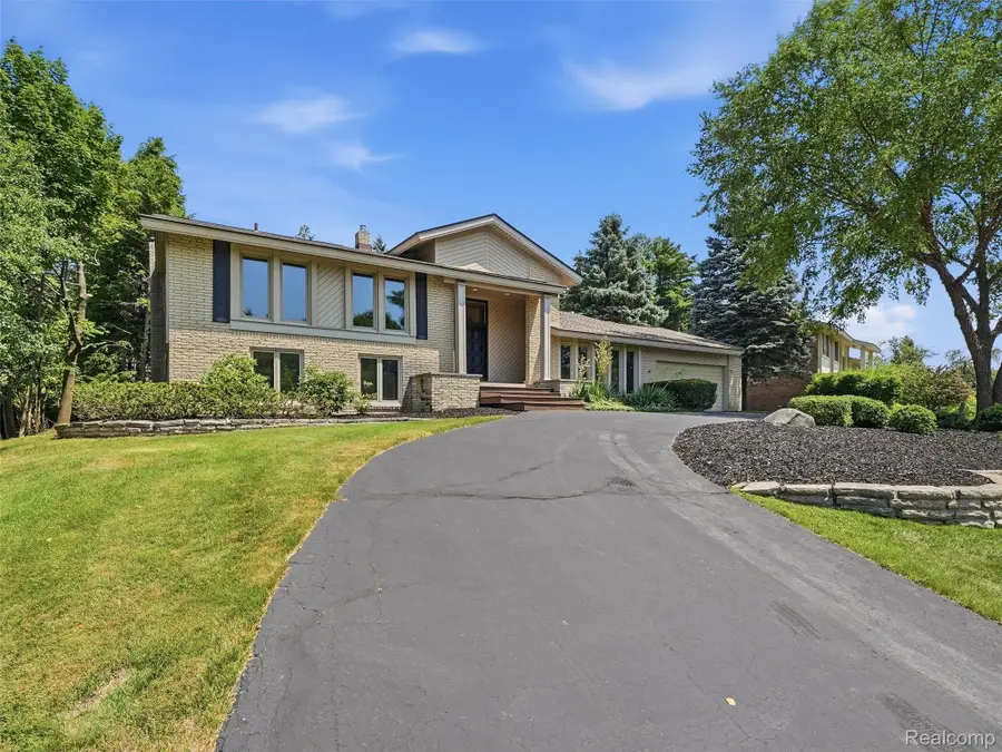 3300 Woodview Lake Road, West Bloomfield, MI 48323 - #3