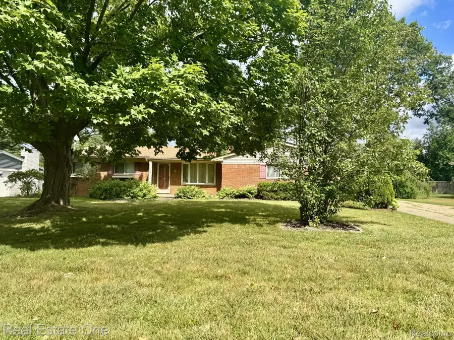 3764 Lake Oakland Shores Drive, Waterford, MI 48329 - #2