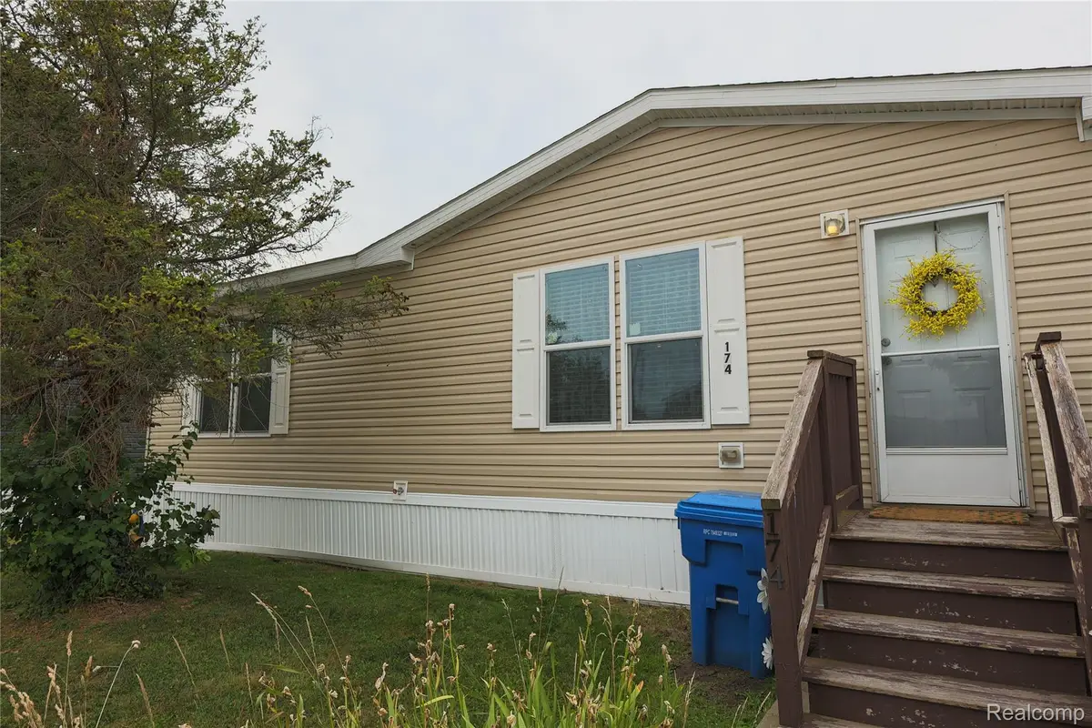 174 Suzanne Blvd, White Lake, MI 48386 - #1