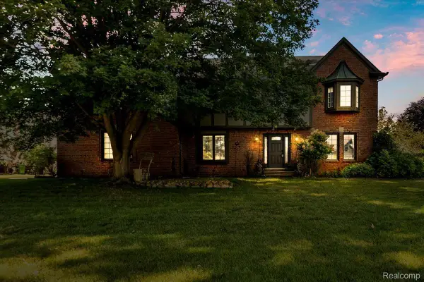 2765 Hunter Heights Drive Sw, WestBloomfield, MI 48324