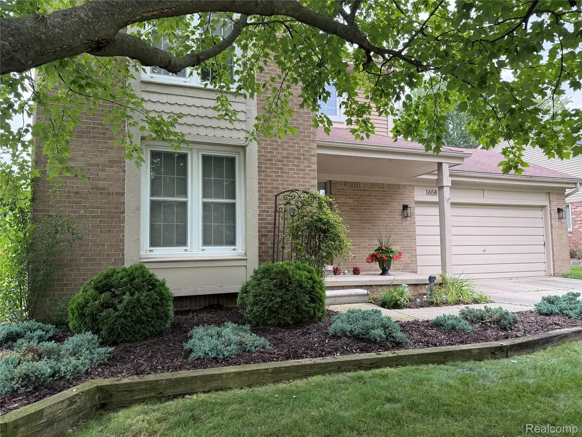 1658 Hillside Lane, Rochester Hills, MI 48307 - #1