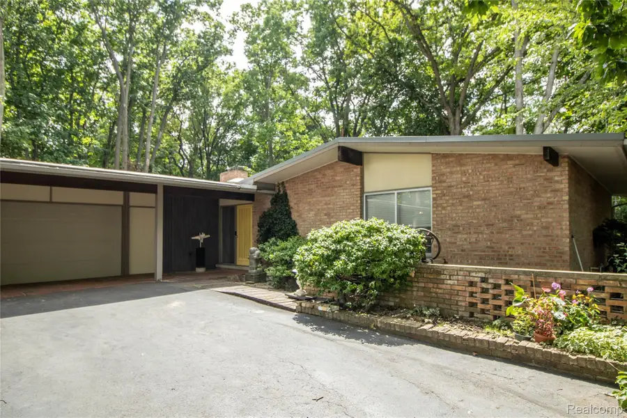 9302 Green Tree Drive, Grand Blanc, MI 48439 - #2