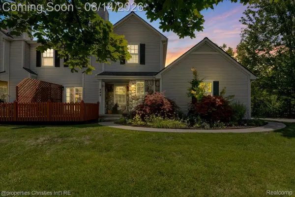 242 Barrington Circle, LakeOrion, MI 48360