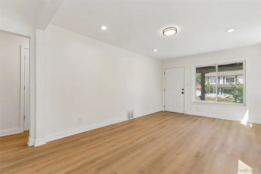 329 W Muir Avenue, Hazel Park, MI 48030 - #3