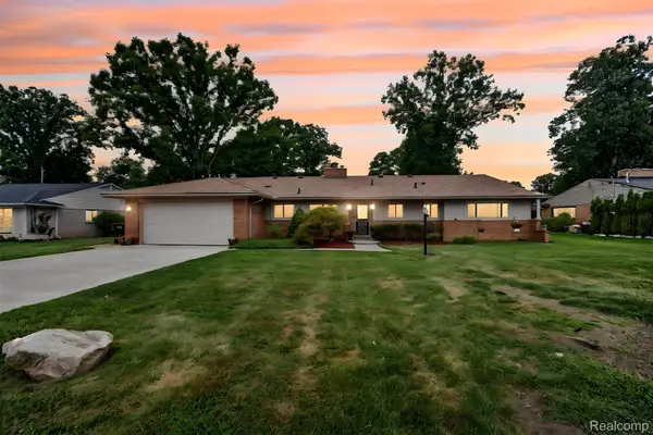 22902 S Bellwood Drive, Southfield, MI 48034