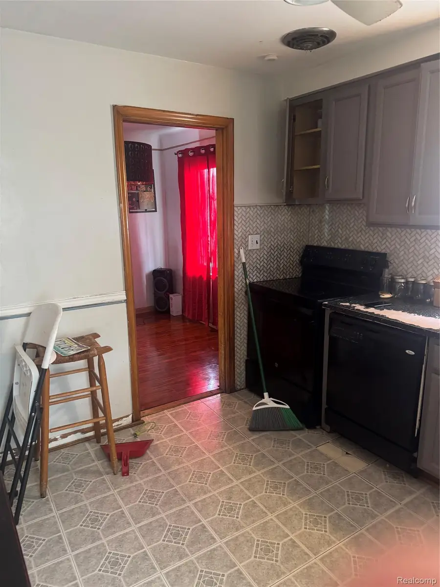 21810 Schroeder Avenue W, Eastpointe, MI 48021 - #3