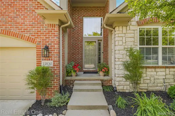 1202 Wind Chime Drive #16, Waterford, MI 48327