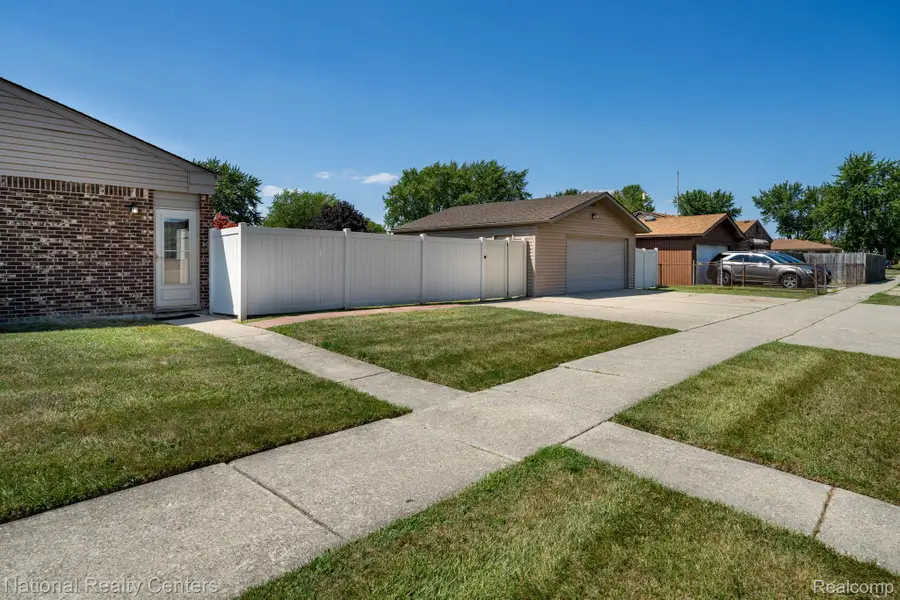 15707 Diane Street, Clinton, MI 48038 - #3