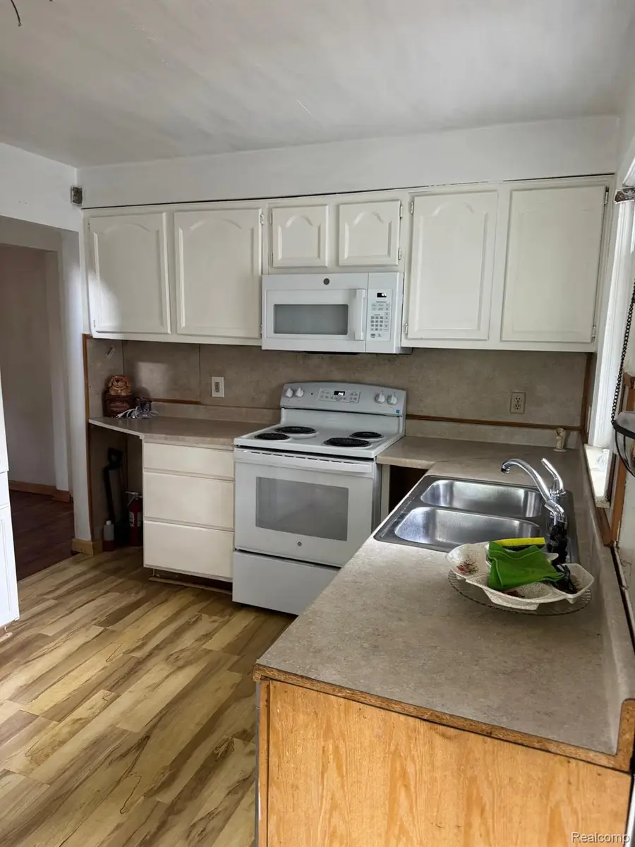 306 W Parkway Avenue, Flint, MI 48505 - #3