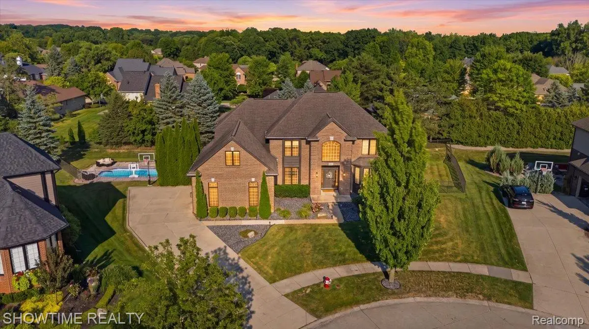 56440 Ashbrooke Drive E, Utica, MI 48316 - #1