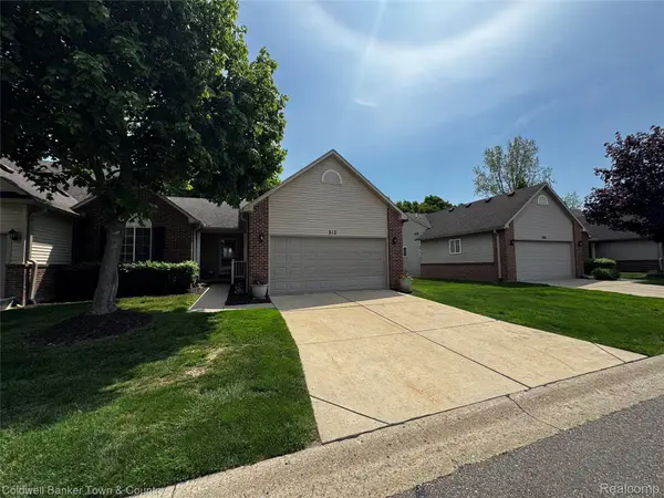 312 Redmaple Lane #30, Brighton, MI 48116