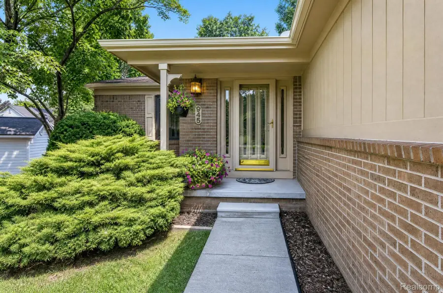 945 Devonshire Court, Brighton, MI 48116 - #2