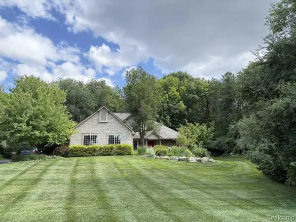 145 Howland Pines Drive, Oxford, MI 48371