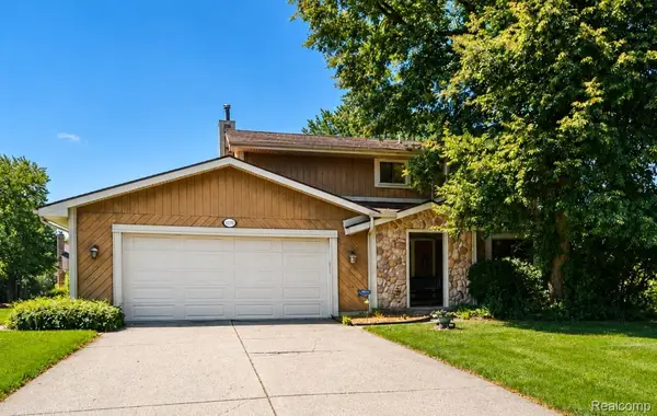 22783 Shadowglen Drive, Farmington, MI 48335