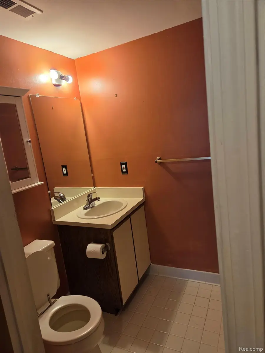 958 Country Club Drive #6, Saint Clair Shores, MI 48082 - #3