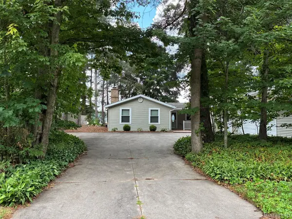 2737 N Lakeview Drive, Sanford, MI 48657