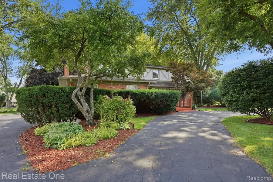 30752 Woodstream Court, Farmington Hills, MI 48334 - #3