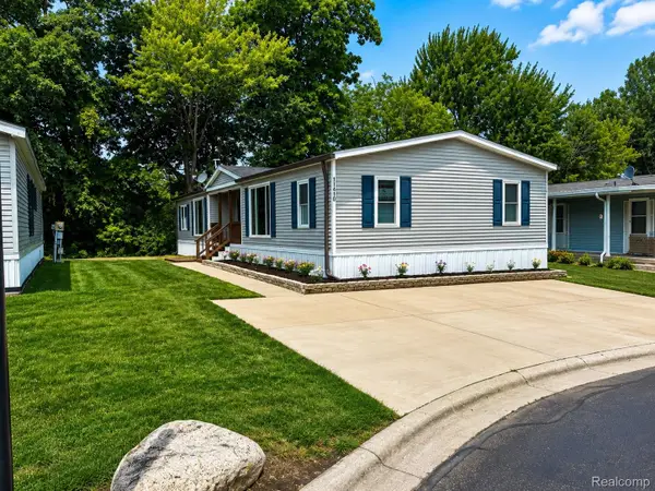 11410 N Lake Drive, Fenton, MI 48430