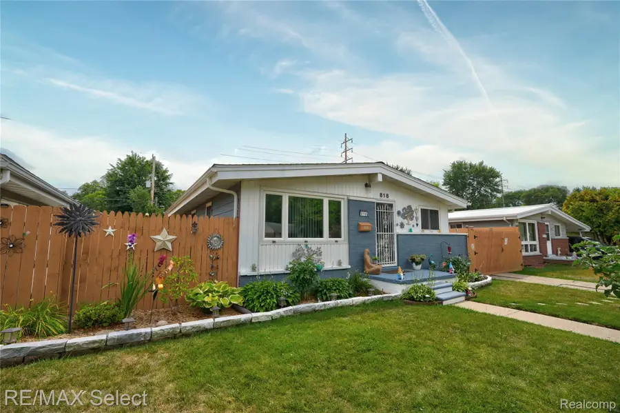 818 Mckeighan Avenue, Flint, MI 48507 - #2