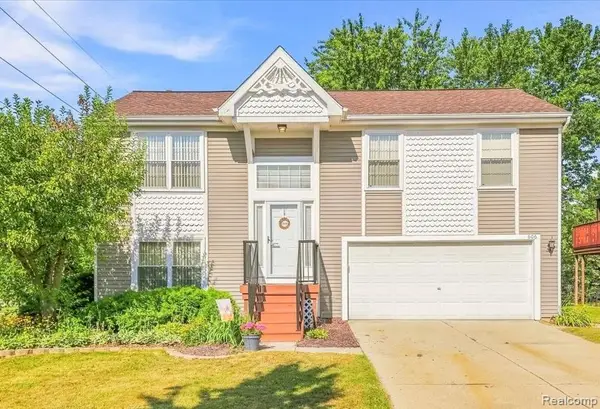606 Thornhill Court, Belleville, MI 48111