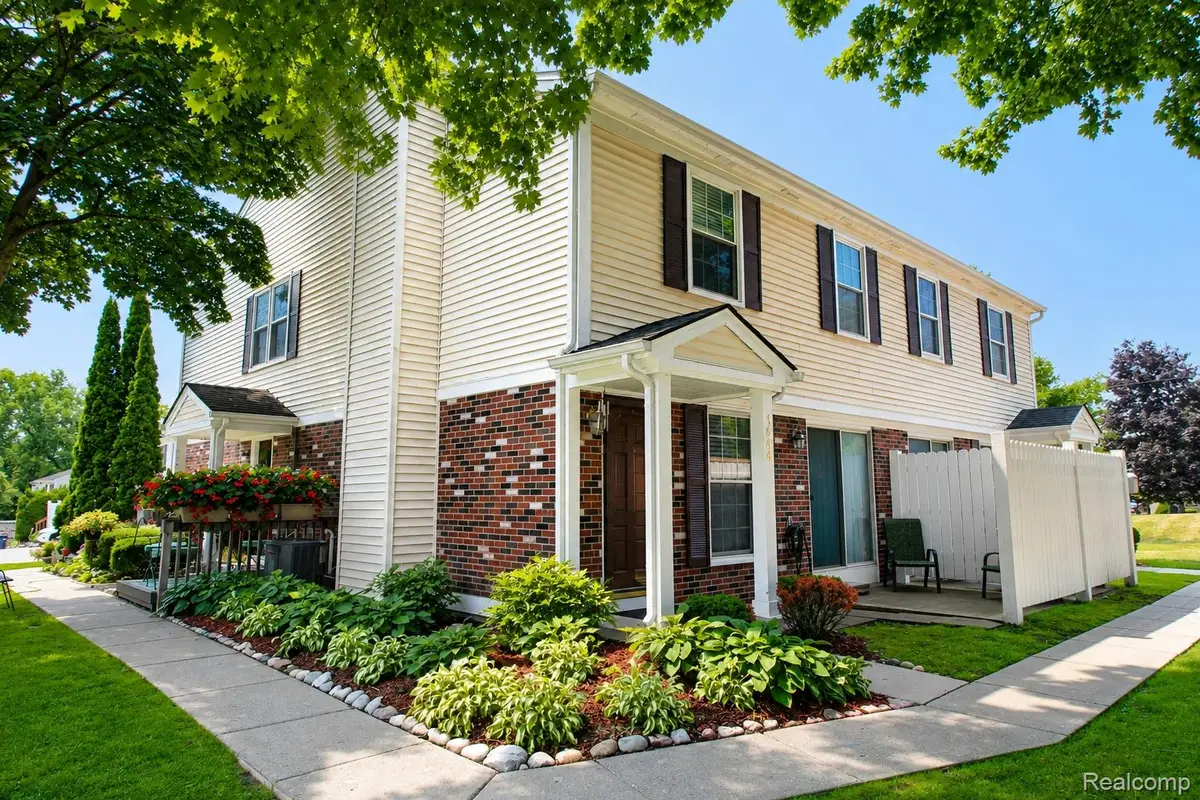 7666 Woodview Drive, Waterford, MI 48327 - #1