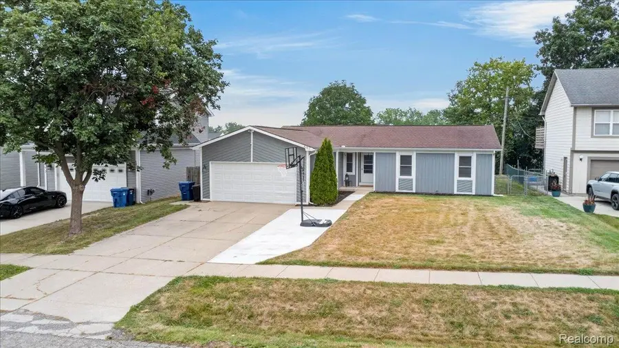 597 S Winding Drive, Waterford, MI 48328 - #2