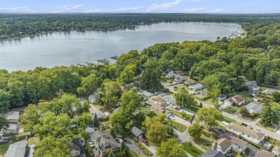 597 S Winding Drive, Waterford, MI 48328 - #3