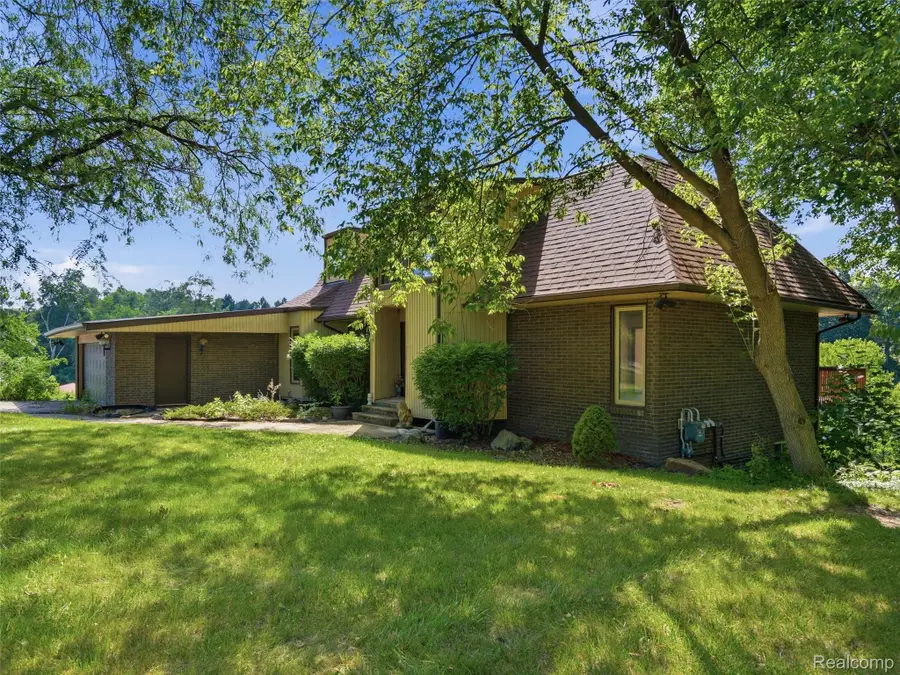 13490 Lakebrook Drive, Fenton, MI 48430 - #3