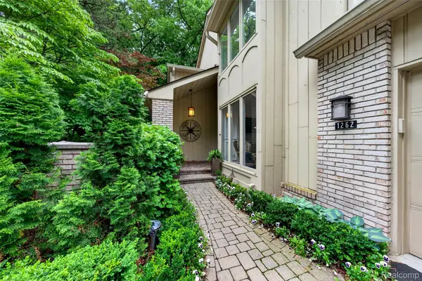 1262 Woodcrest Circle, BloomfieldHills, MI 48304