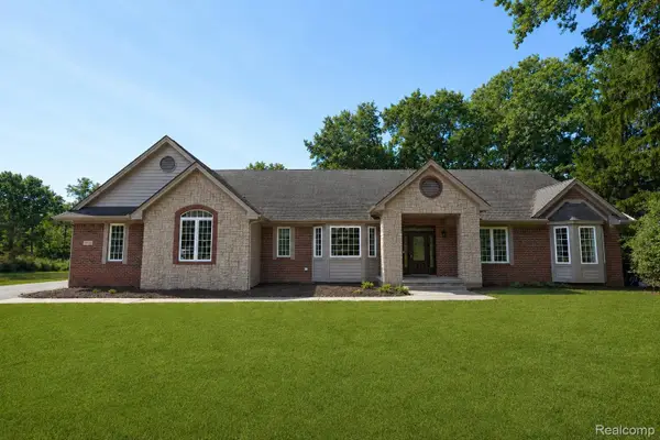 372 Hunters Ridge Drive, Ortonville, MI 48462