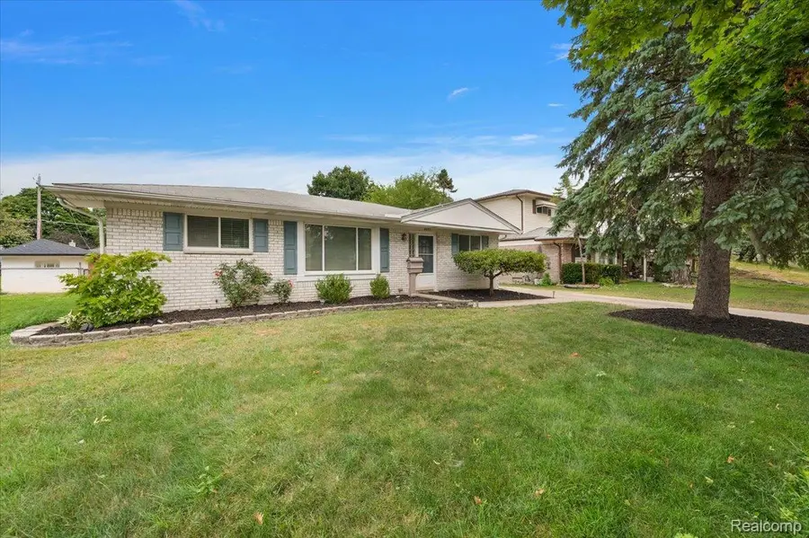8851 Alwardt Drive, Sterling Heights, MI 48313 - #3