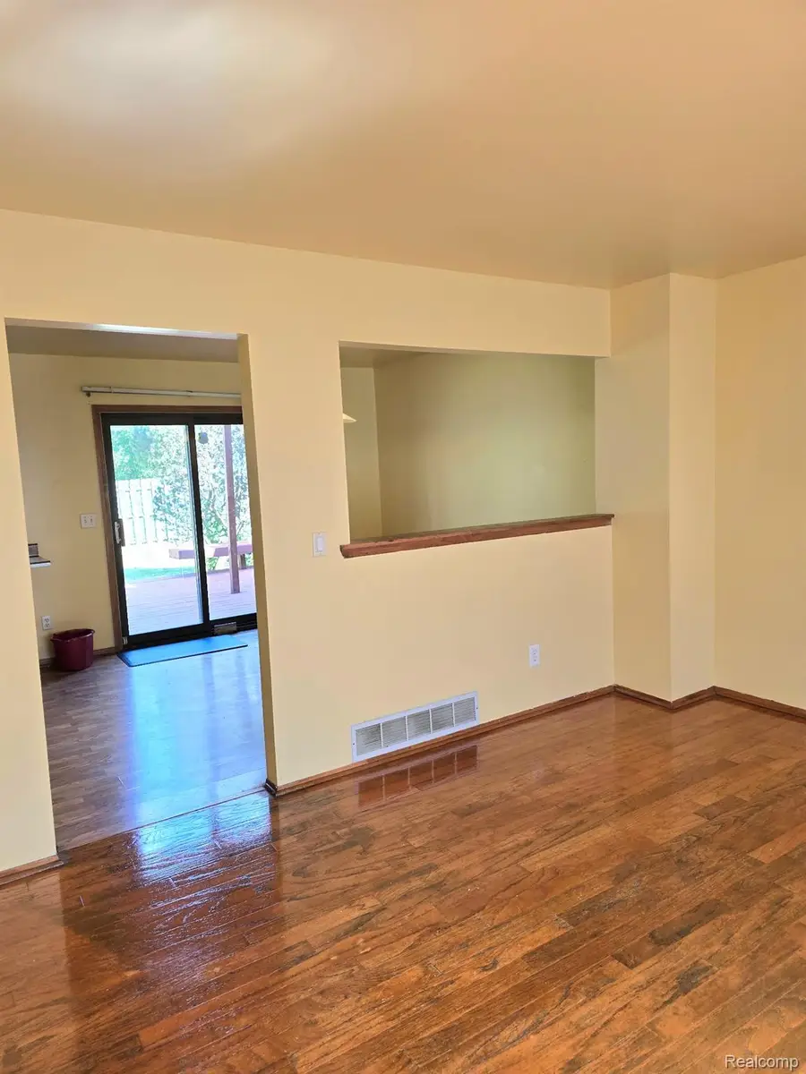 8702 Hazelton Street, Dearborn Heights, MI 48127 - #3