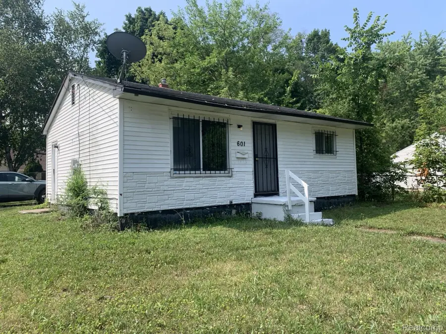 601 W Alma Avenue, Flint, MI 48505 - #2
