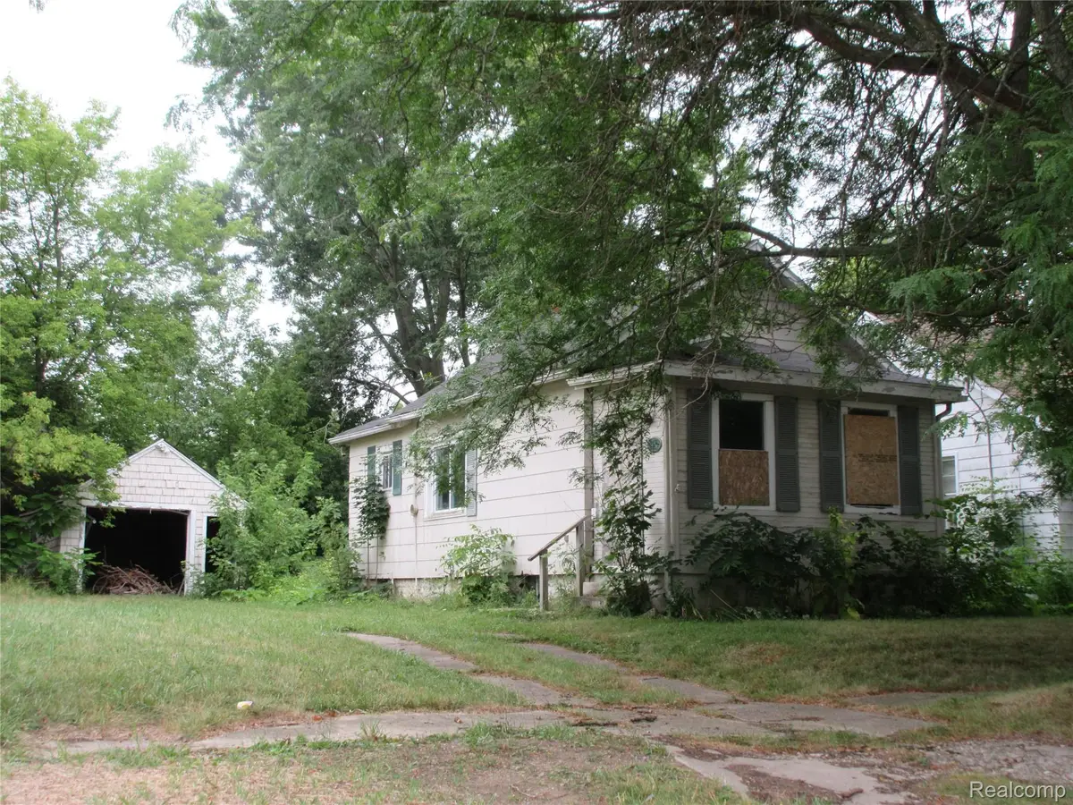 915 Stocker Avenue, Flint, MI 48503 - #1